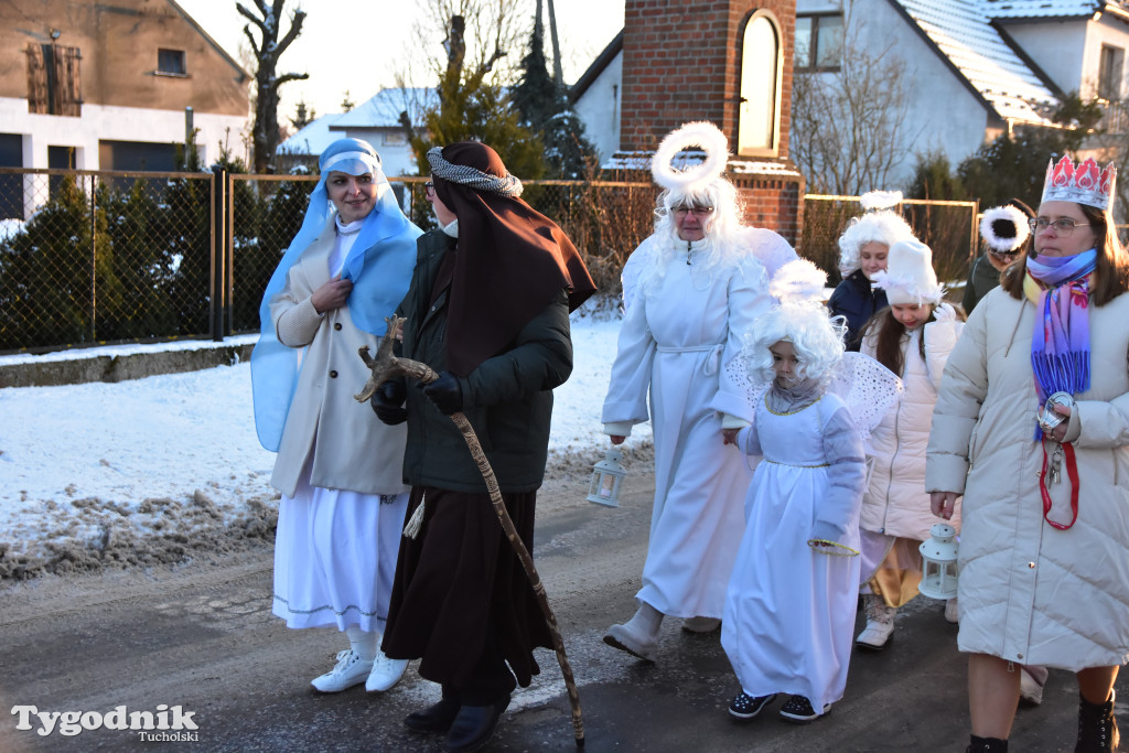Tradycyjny Orszak Trzech Króli przeszedł ulicami Bysławka. Po nim mieszkańcy zagrali w Jasełkach / ZDJĘCIA