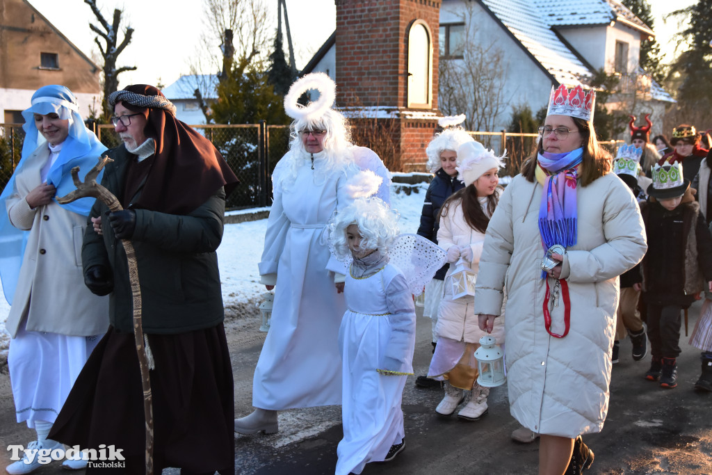 Tradycyjny Orszak Trzech Króli przeszedł ulicami Bysławka. Po nim mieszkańcy zagrali w Jasełkach / ZDJĘCIA