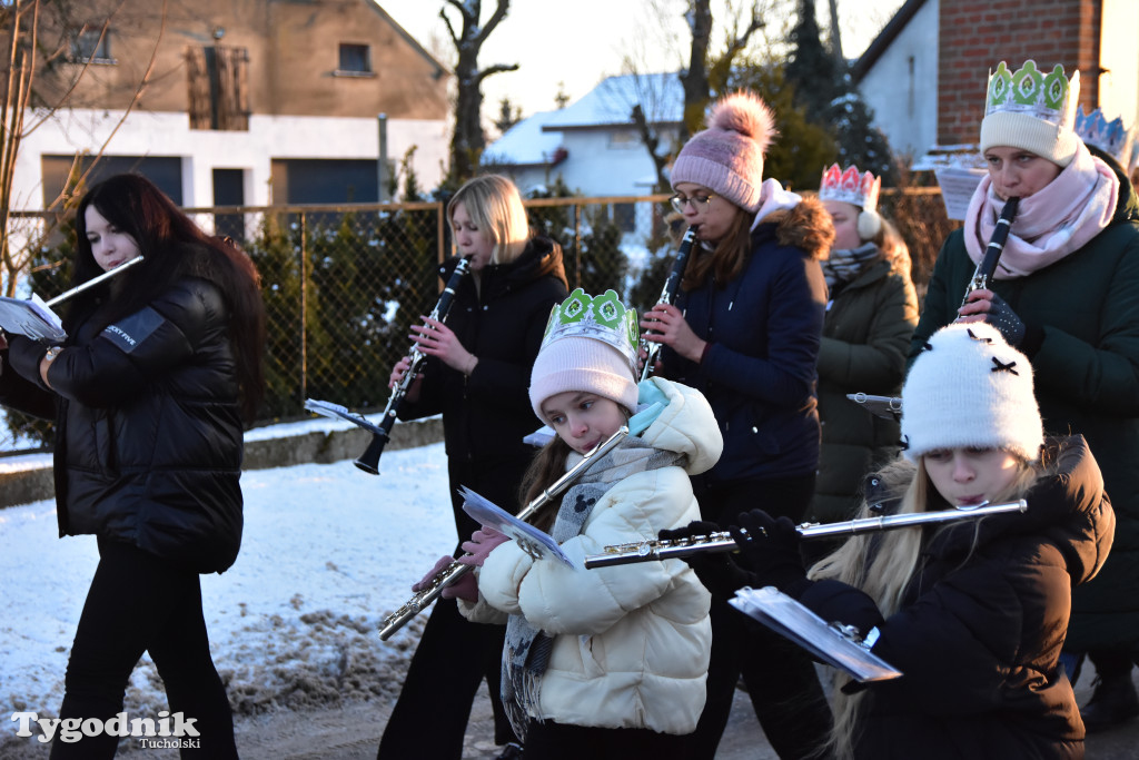 Tradycyjny Orszak Trzech Króli przeszedł ulicami Bysławka. Po nim mieszkańcy zagrali w Jasełkach / ZDJĘCIA