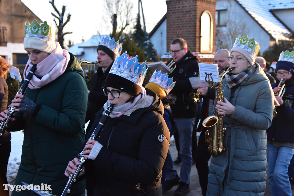 Tradycyjny Orszak Trzech Króli przeszedł ulicami Bysławka. Po nim mieszkańcy zagrali w Jasełkach / ZDJĘCIA