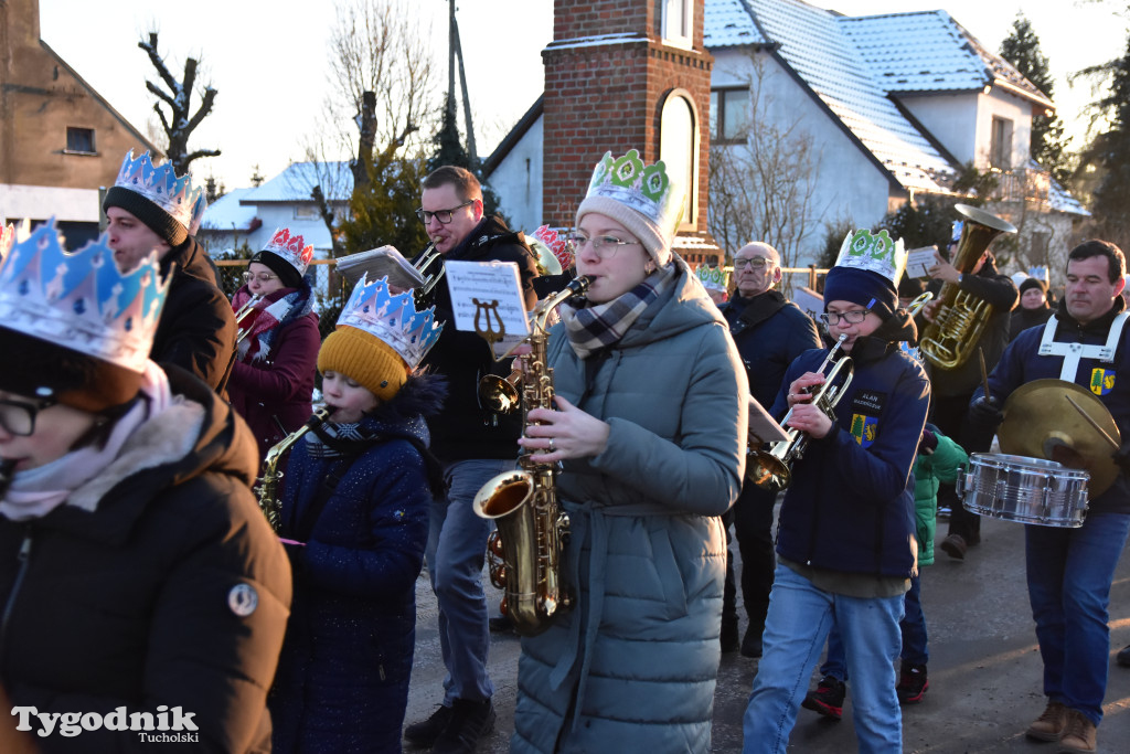 Tradycyjny Orszak Trzech Króli przeszedł ulicami Bysławka. Po nim mieszkańcy zagrali w Jasełkach / ZDJĘCIA