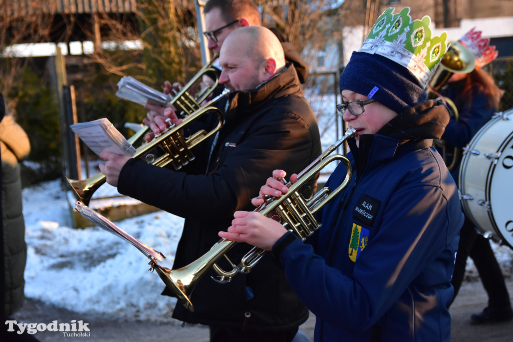 Tradycyjny Orszak Trzech Króli przeszedł ulicami Bysławka. Po nim mieszkańcy zagrali w Jasełkach / ZDJĘCIA