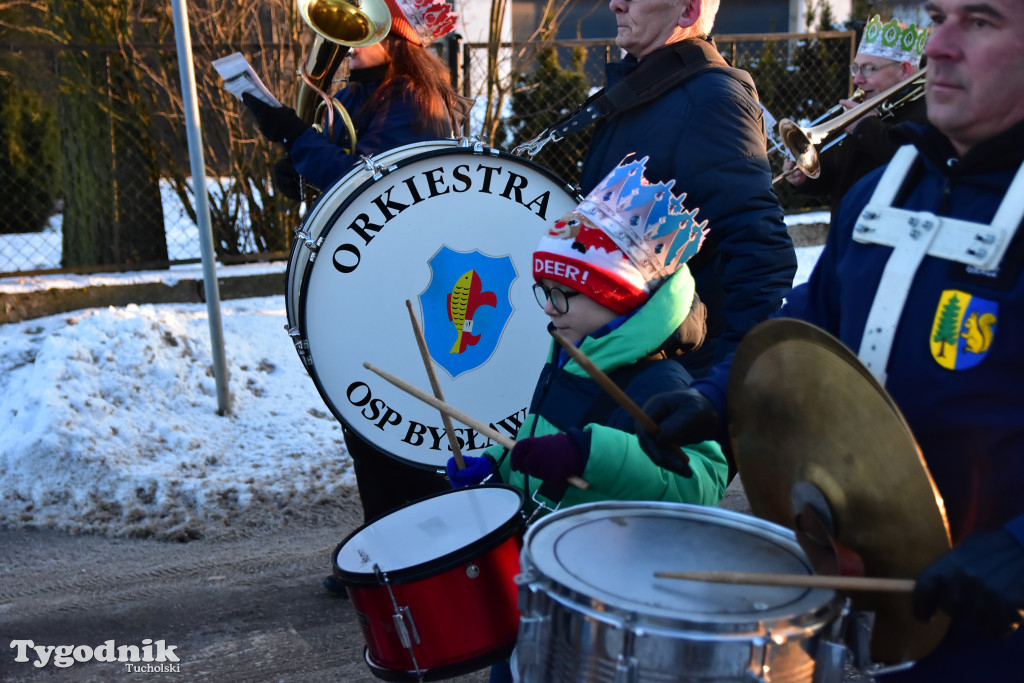 Tradycyjny Orszak Trzech Króli przeszedł ulicami Bysławka. Po nim mieszkańcy zagrali w Jasełkach / ZDJĘCIA