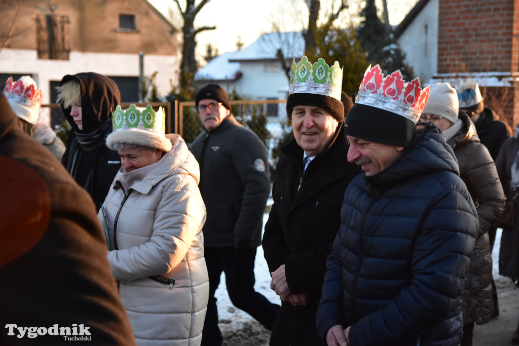 Tradycyjny Orszak Trzech Króli przeszedł ulicami Bysławka. Po nim mieszkańcy zagrali w Jasełkach / ZDJĘCIA