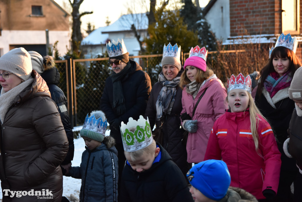 Tradycyjny Orszak Trzech Króli przeszedł ulicami Bysławka. Po nim mieszkańcy zagrali w Jasełkach / ZDJĘCIA