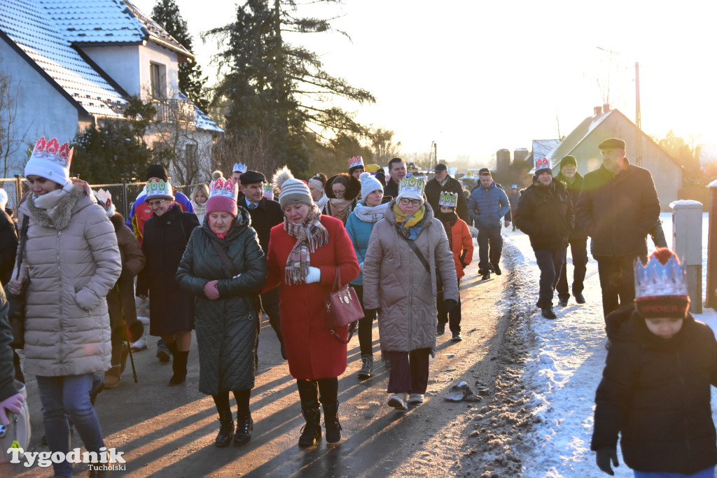 Tradycyjny Orszak Trzech Króli przeszedł ulicami Bysławka. Po nim mieszkańcy zagrali w Jasełkach / ZDJĘCIA