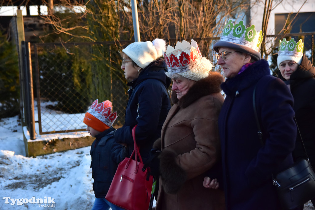 Tradycyjny Orszak Trzech Króli przeszedł ulicami Bysławka. Po nim mieszkańcy zagrali w Jasełkach / ZDJĘCIA