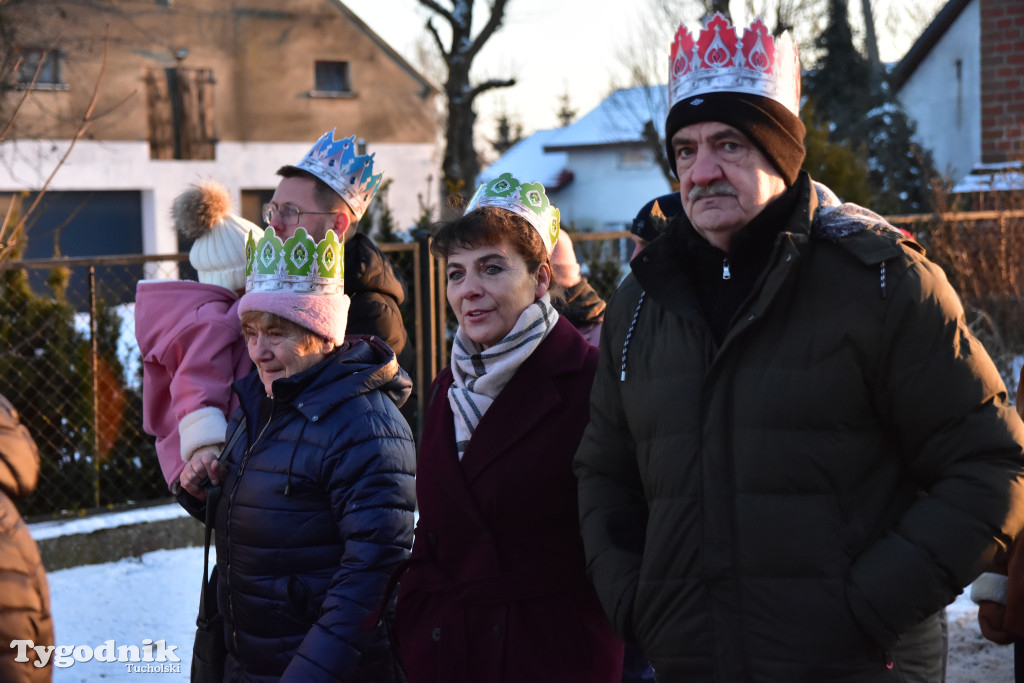Tradycyjny Orszak Trzech Króli przeszedł ulicami Bysławka. Po nim mieszkańcy zagrali w Jasełkach / ZDJĘCIA