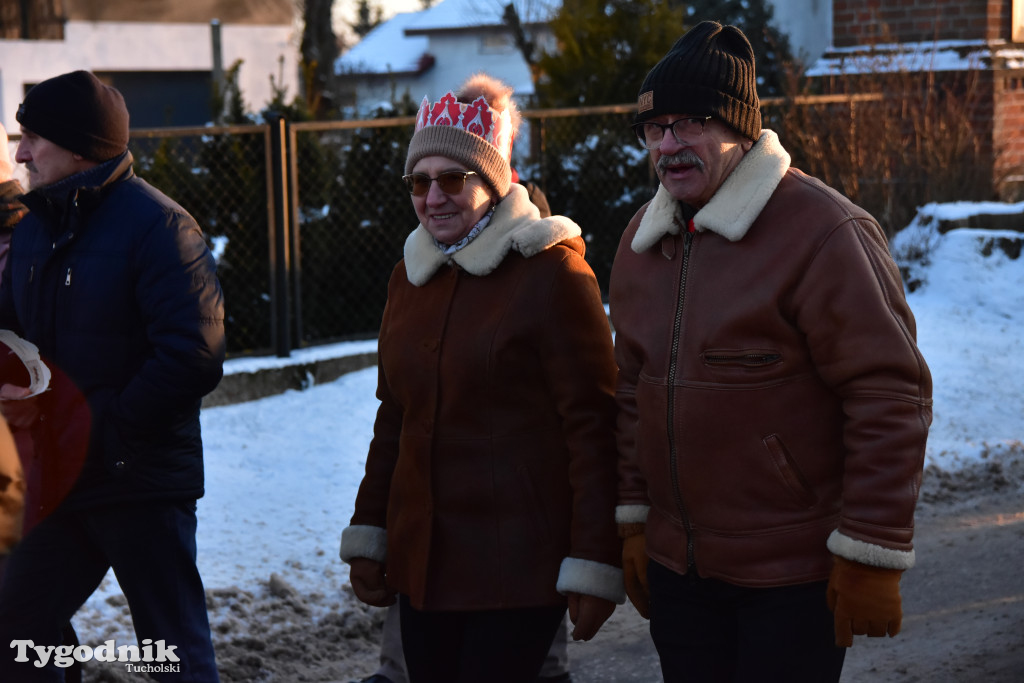 Tradycyjny Orszak Trzech Króli przeszedł ulicami Bysławka. Po nim mieszkańcy zagrali w Jasełkach / ZDJĘCIA