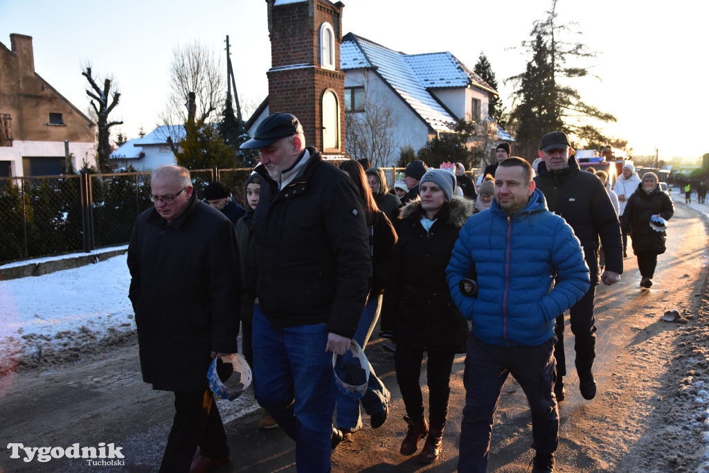 Tradycyjny Orszak Trzech Króli przeszedł ulicami Bysławka. Po nim mieszkańcy zagrali w Jasełkach / ZDJĘCIA
