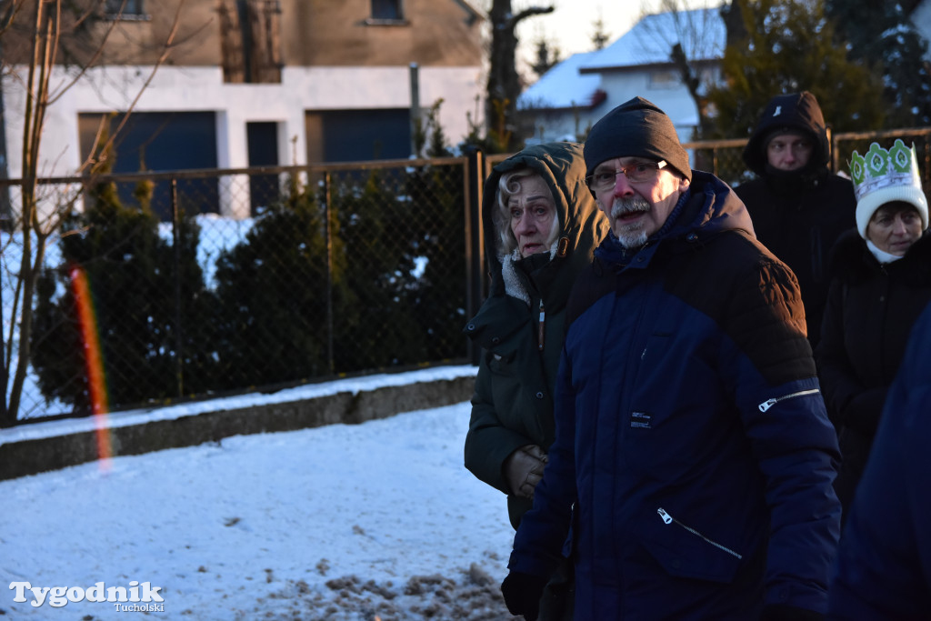 Tradycyjny Orszak Trzech Króli przeszedł ulicami Bysławka. Po nim mieszkańcy zagrali w Jasełkach / ZDJĘCIA