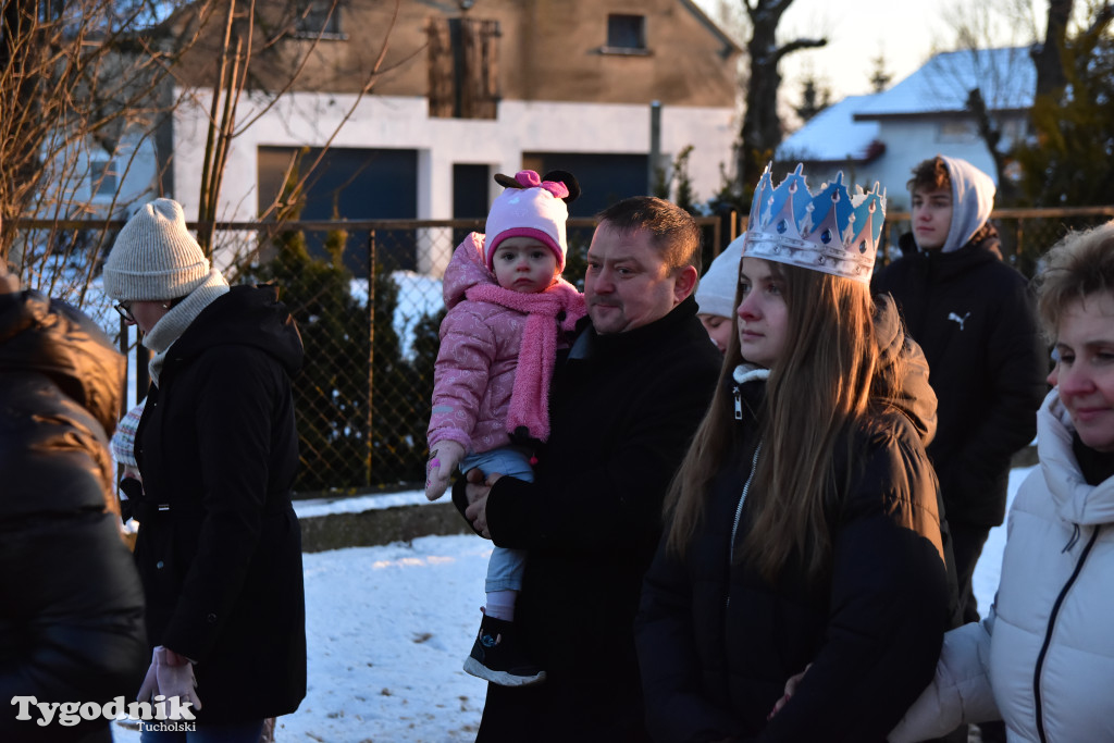 Tradycyjny Orszak Trzech Króli przeszedł ulicami Bysławka. Po nim mieszkańcy zagrali w Jasełkach / ZDJĘCIA