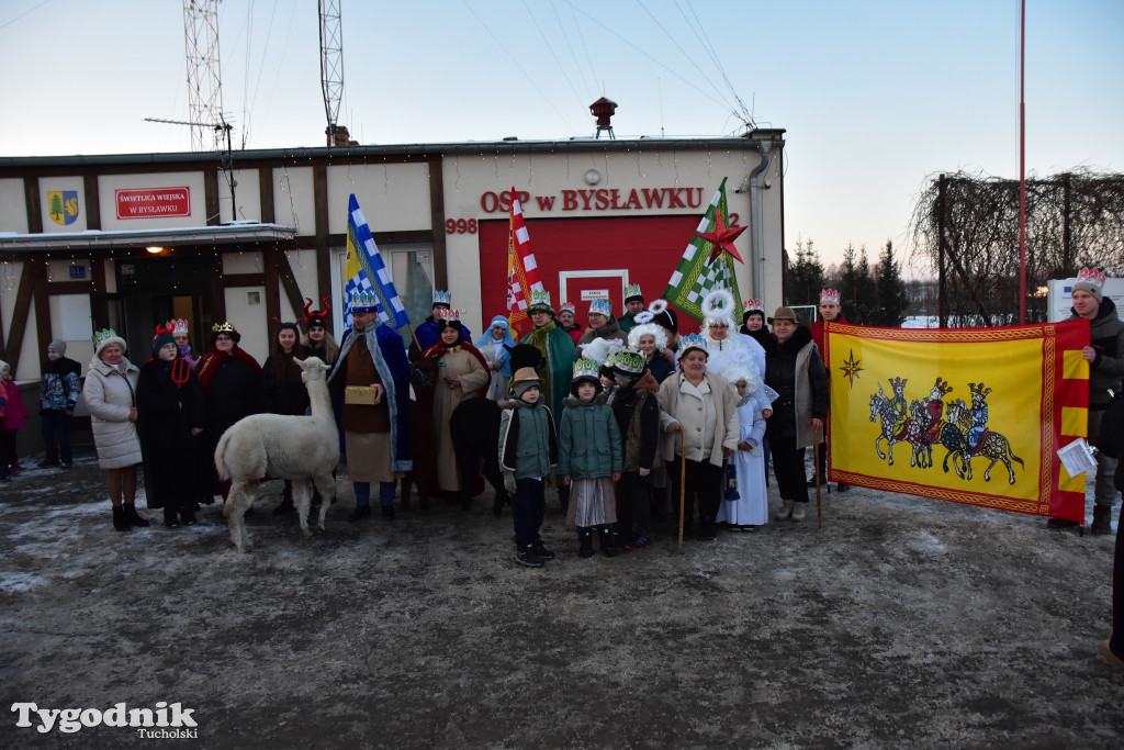 Tradycyjny Orszak Trzech Króli przeszedł ulicami Bysławka. Po nim mieszkańcy zagrali w Jasełkach / ZDJĘCIA
