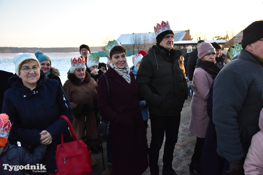 Tradycyjny Orszak Trzech Króli przeszedł ulicami Bysławka. Po nim mieszkańcy zagrali w Jasełkach / ZDJĘCIA