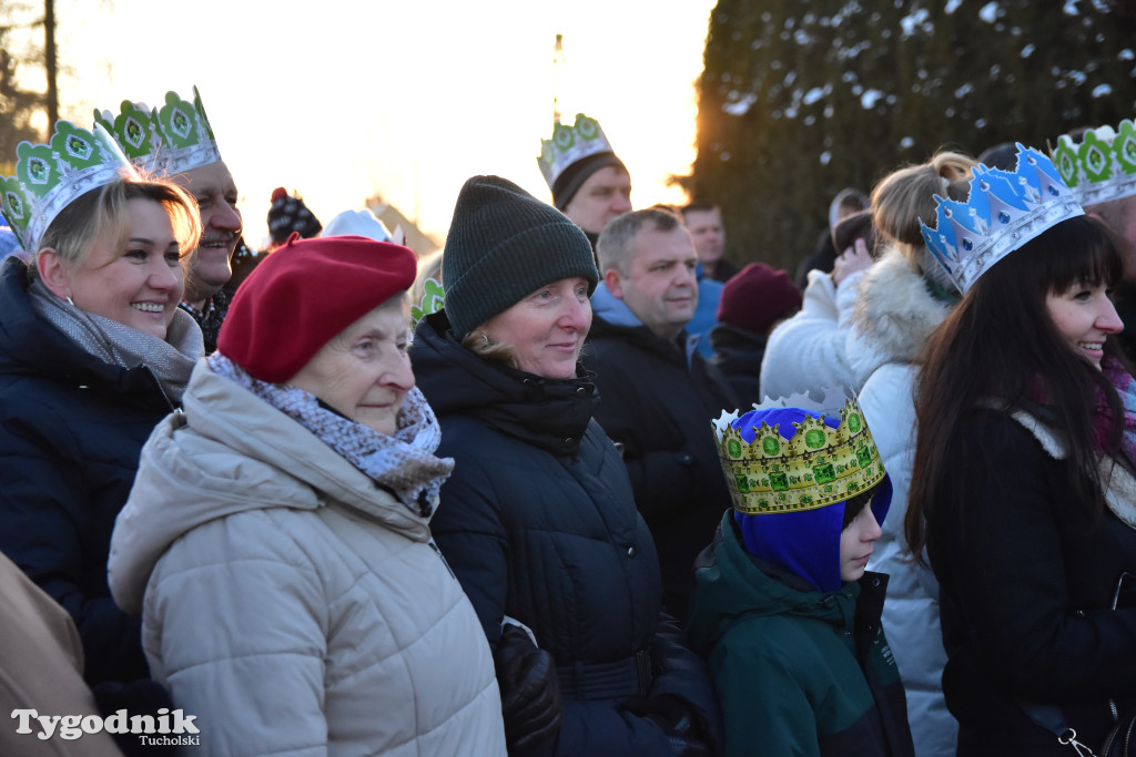 Tradycyjny Orszak Trzech Króli przeszedł ulicami Bysławka. Po nim mieszkańcy zagrali w Jasełkach / ZDJĘCIA