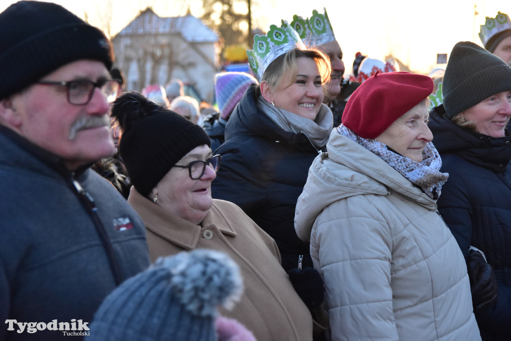 Tradycyjny Orszak Trzech Króli przeszedł ulicami Bysławka. Po nim mieszkańcy zagrali w Jasełkach / ZDJĘCIA