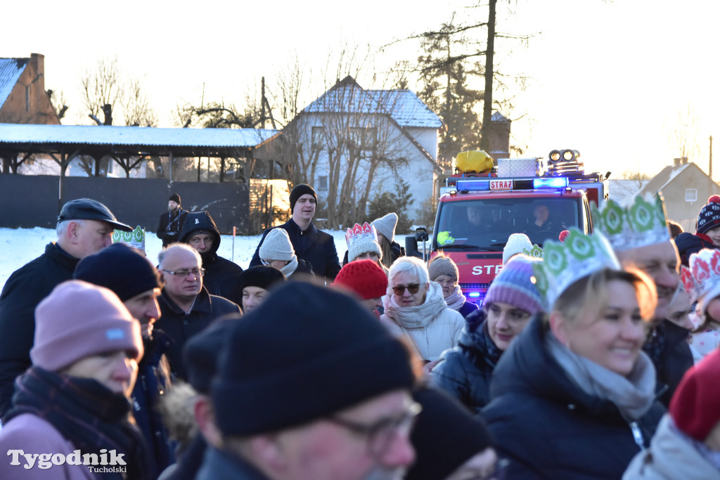 Tradycyjny Orszak Trzech Króli przeszedł ulicami Bysławka. Po nim mieszkańcy zagrali w Jasełkach / ZDJĘCIA