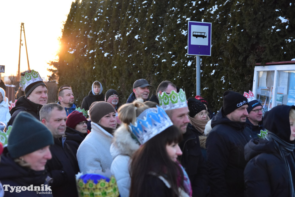 Tradycyjny Orszak Trzech Króli przeszedł ulicami Bysławka. Po nim mieszkańcy zagrali w Jasełkach / ZDJĘCIA