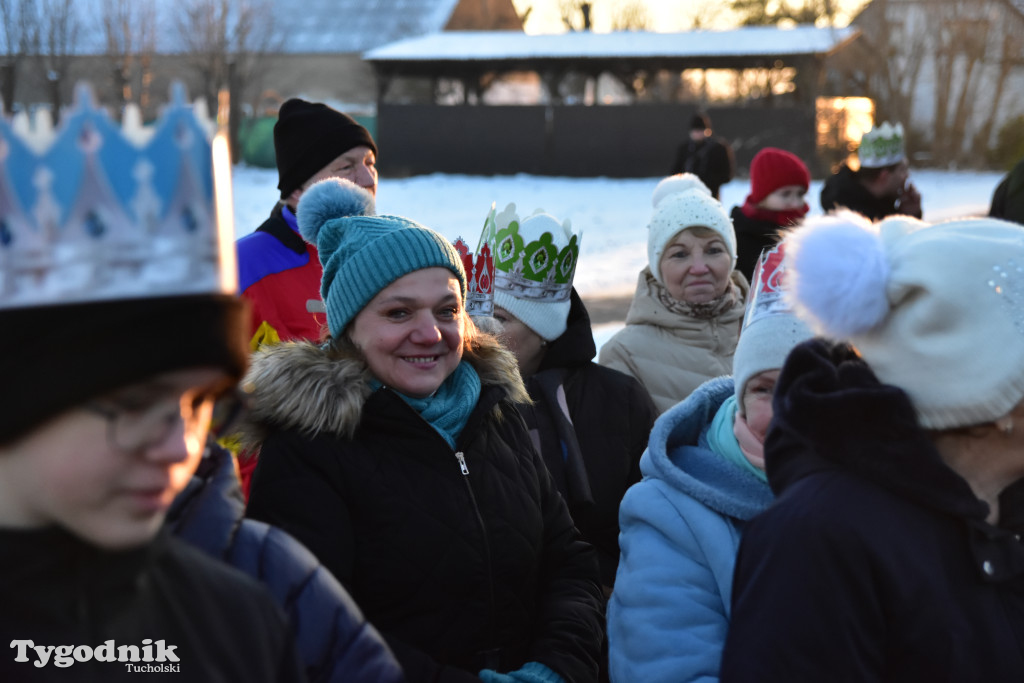 Tradycyjny Orszak Trzech Króli przeszedł ulicami Bysławka. Po nim mieszkańcy zagrali w Jasełkach / ZDJĘCIA