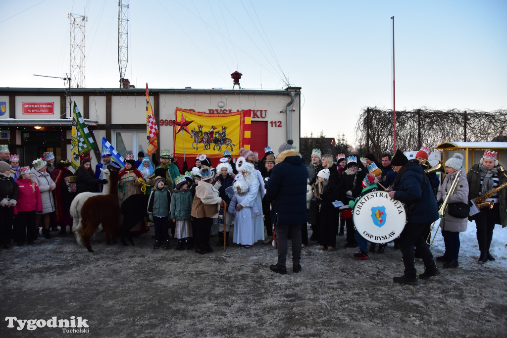Tradycyjny Orszak Trzech Króli przeszedł ulicami Bysławka. Po nim mieszkańcy zagrali w Jasełkach / ZDJĘCIA