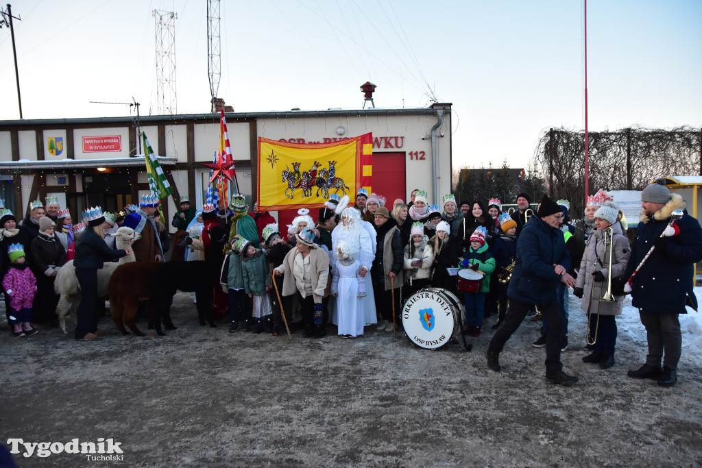 Tradycyjny Orszak Trzech Króli przeszedł ulicami Bysławka. Po nim mieszkańcy zagrali w Jasełkach / ZDJĘCIA