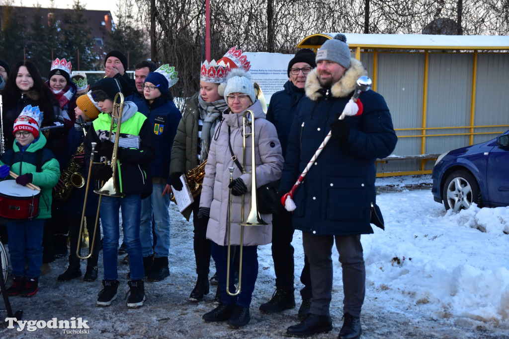 Tradycyjny Orszak Trzech Króli przeszedł ulicami Bysławka. Po nim mieszkańcy zagrali w Jasełkach / ZDJĘCIA