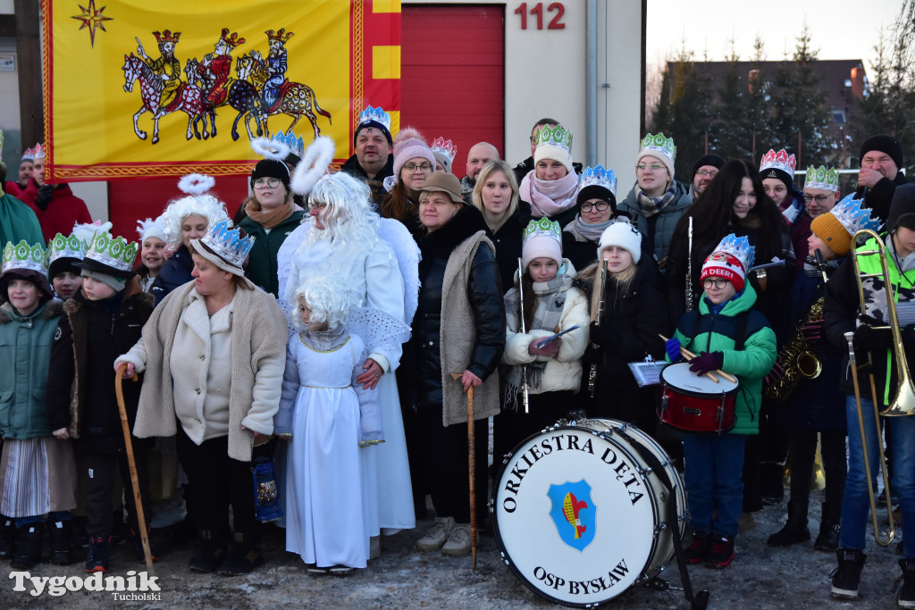 Tradycyjny Orszak Trzech Króli przeszedł ulicami Bysławka. Po nim mieszkańcy zagrali w Jasełkach / ZDJĘCIA