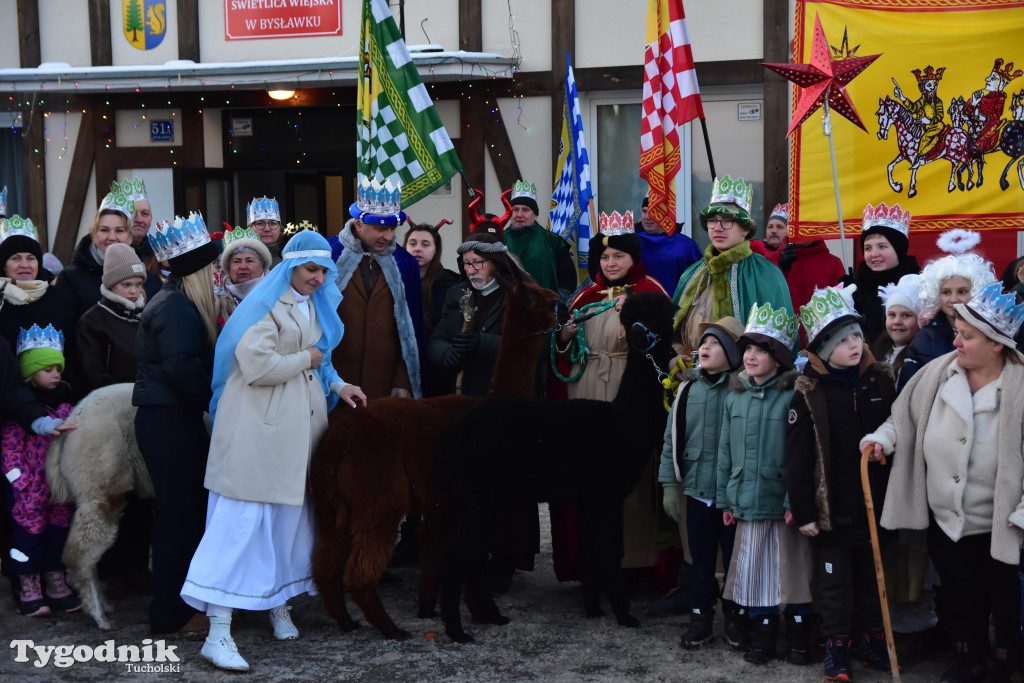 Tradycyjny Orszak Trzech Króli przeszedł ulicami Bysławka. Po nim mieszkańcy zagrali w Jasełkach / ZDJĘCIA