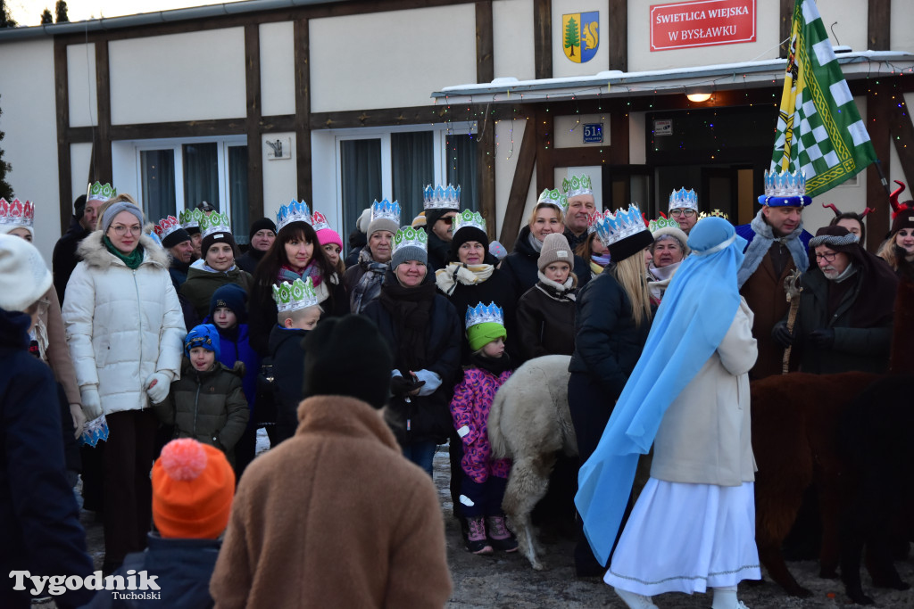 Tradycyjny Orszak Trzech Króli przeszedł ulicami Bysławka. Po nim mieszkańcy zagrali w Jasełkach / ZDJĘCIA