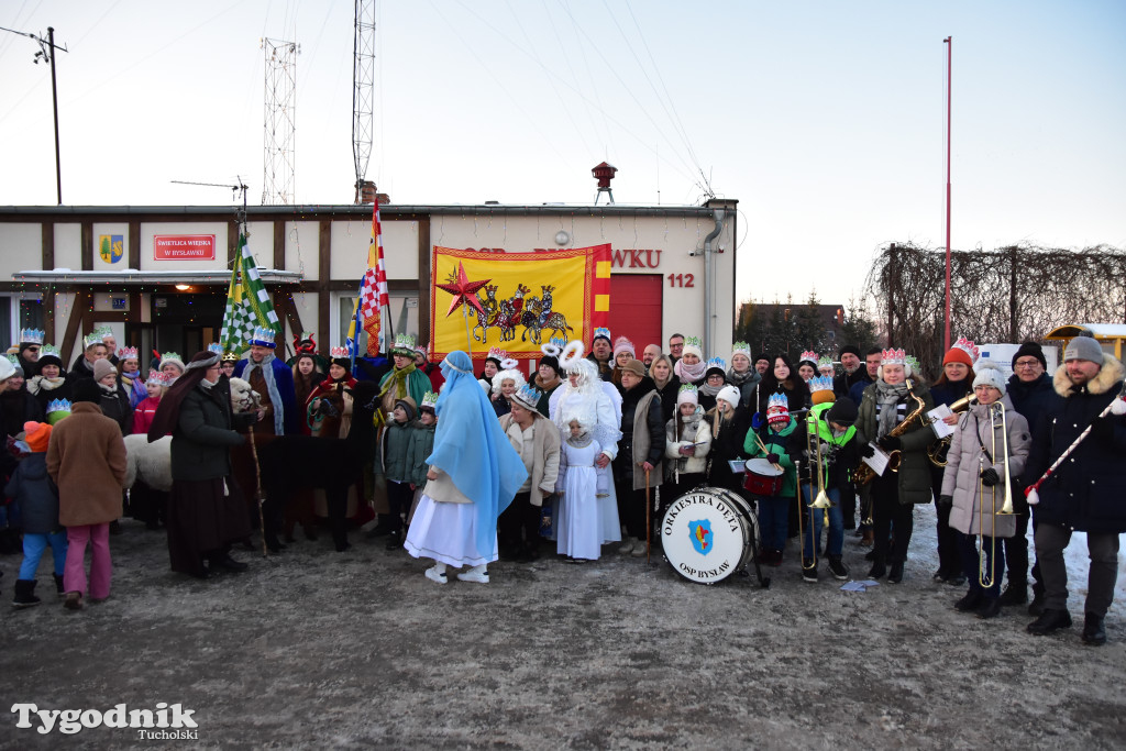 Tradycyjny Orszak Trzech Króli przeszedł ulicami Bysławka. Po nim mieszkańcy zagrali w Jasełkach / ZDJĘCIA