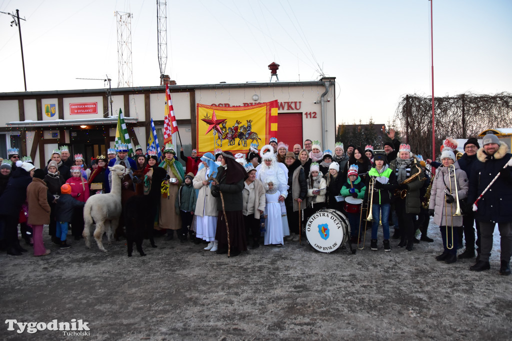 Tradycyjny Orszak Trzech Króli przeszedł ulicami Bysławka. Po nim mieszkańcy zagrali w Jasełkach / ZDJĘCIA