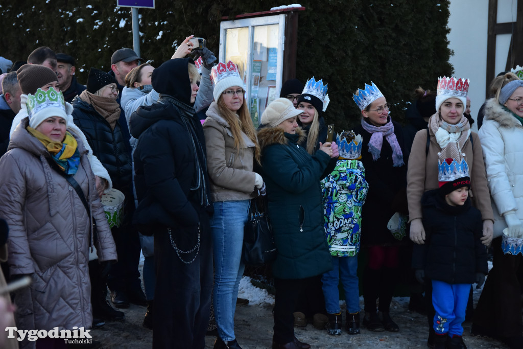 Tradycyjny Orszak Trzech Króli przeszedł ulicami Bysławka. Po nim mieszkańcy zagrali w Jasełkach / ZDJĘCIA