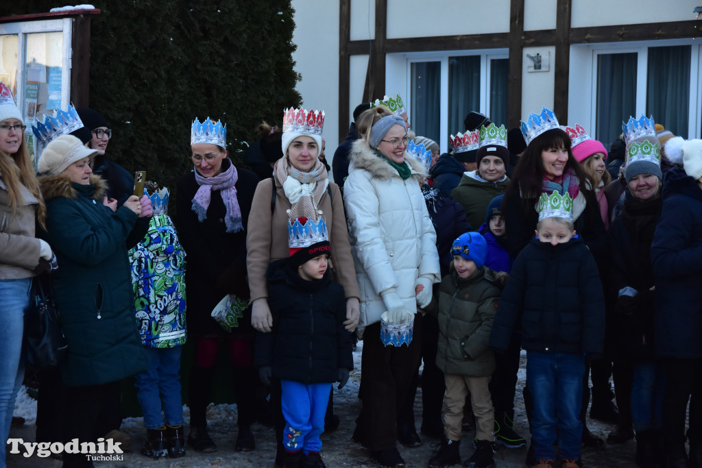 Tradycyjny Orszak Trzech Króli przeszedł ulicami Bysławka. Po nim mieszkańcy zagrali w Jasełkach / ZDJĘCIA