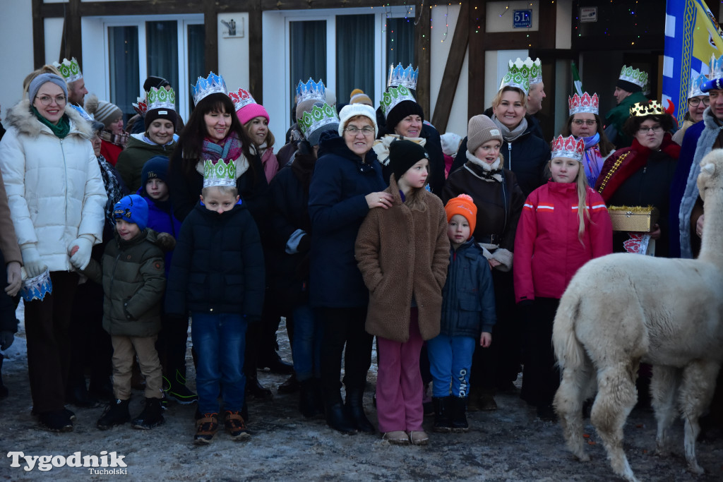 Tradycyjny Orszak Trzech Króli przeszedł ulicami Bysławka. Po nim mieszkańcy zagrali w Jasełkach / ZDJĘCIA
