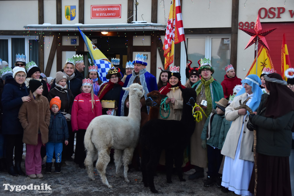 Tradycyjny Orszak Trzech Króli przeszedł ulicami Bysławka. Po nim mieszkańcy zagrali w Jasełkach / ZDJĘCIA
