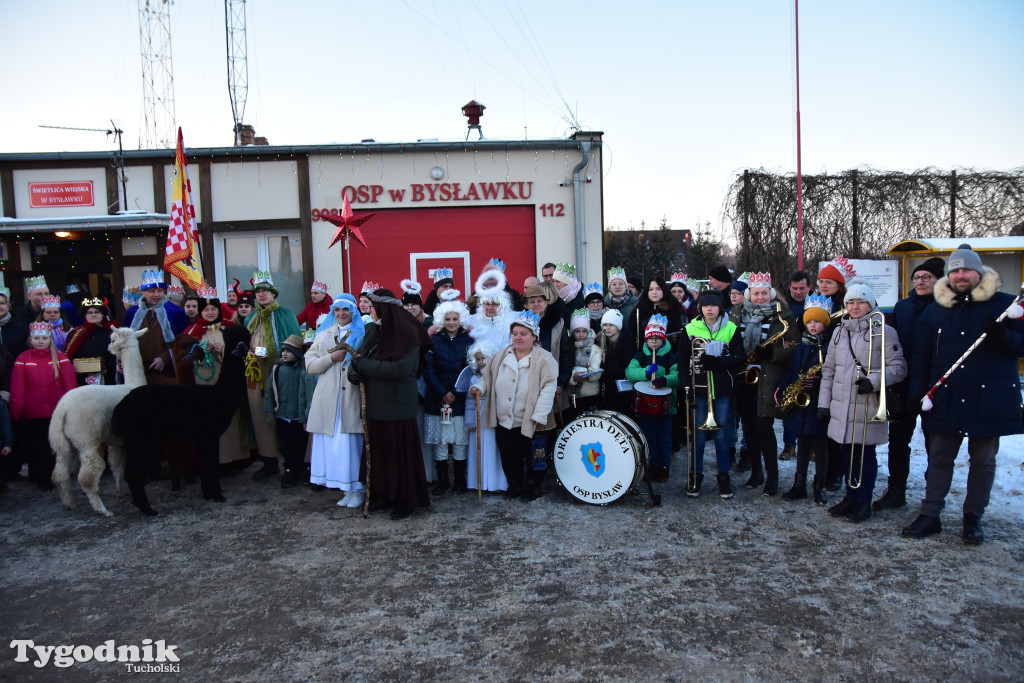 Tradycyjny Orszak Trzech Króli przeszedł ulicami Bysławka. Po nim mieszkańcy zagrali w Jasełkach / ZDJĘCIA
