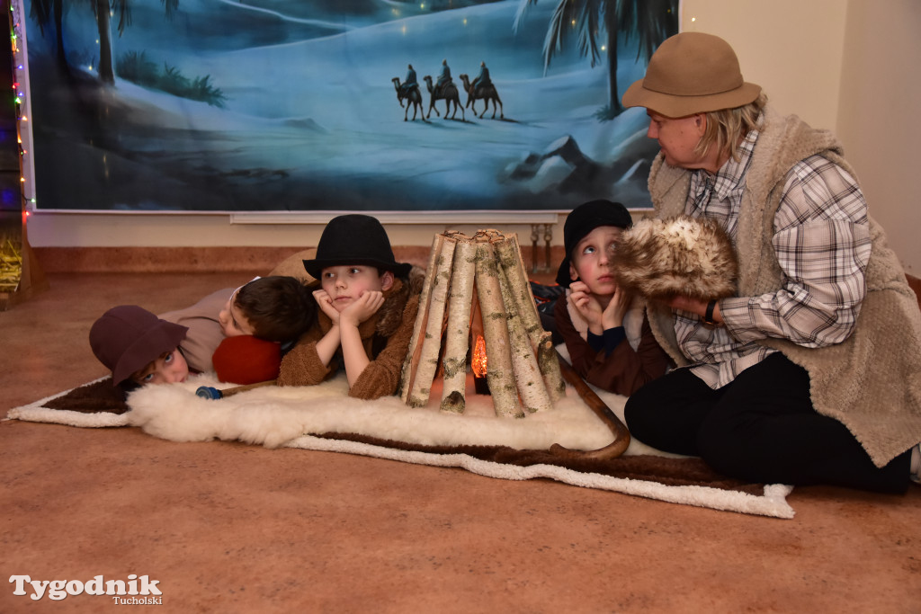 Tradycyjny Orszak Trzech Króli przeszedł ulicami Bysławka. Po nim mieszkańcy zagrali w Jasełkach / ZDJĘCIA