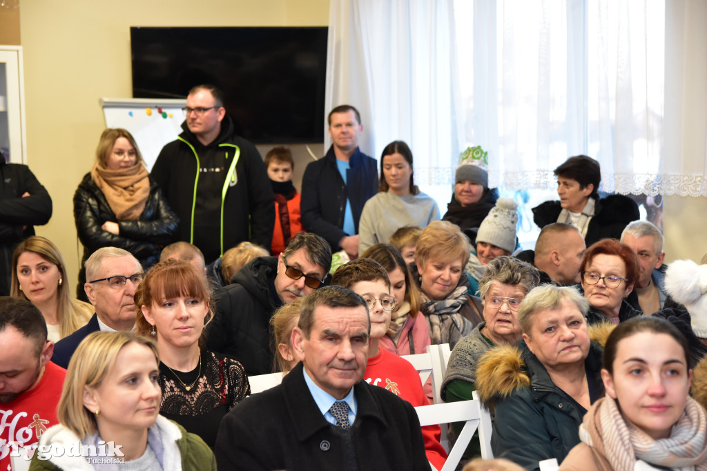 Tradycyjny Orszak Trzech Króli przeszedł ulicami Bysławka. Po nim mieszkańcy zagrali w Jasełkach / ZDJĘCIA