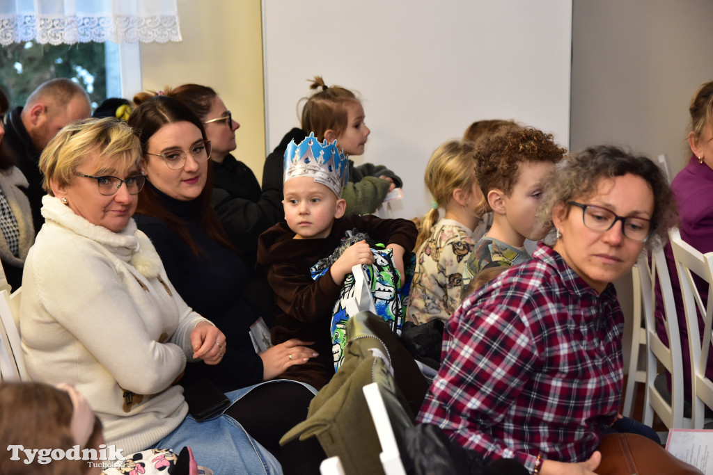 Tradycyjny Orszak Trzech Króli przeszedł ulicami Bysławka. Po nim mieszkańcy zagrali w Jasełkach / ZDJĘCIA