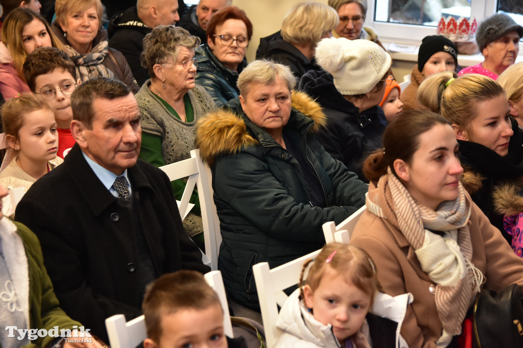 Tradycyjny Orszak Trzech Króli przeszedł ulicami Bysławka. Po nim mieszkańcy zagrali w Jasełkach / ZDJĘCIA