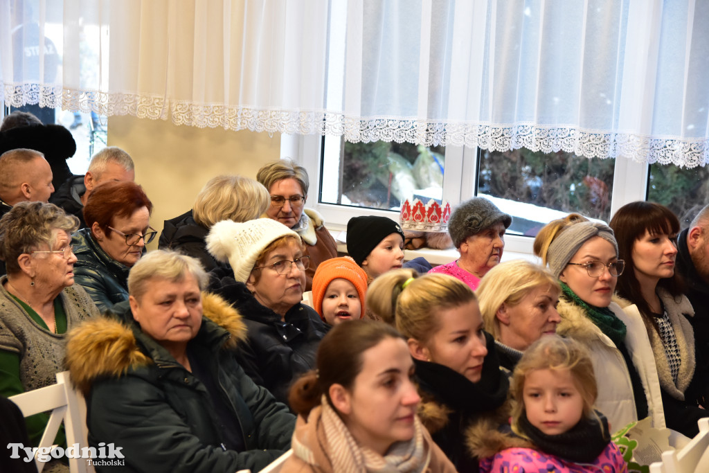 Tradycyjny Orszak Trzech Króli przeszedł ulicami Bysławka. Po nim mieszkańcy zagrali w Jasełkach / ZDJĘCIA