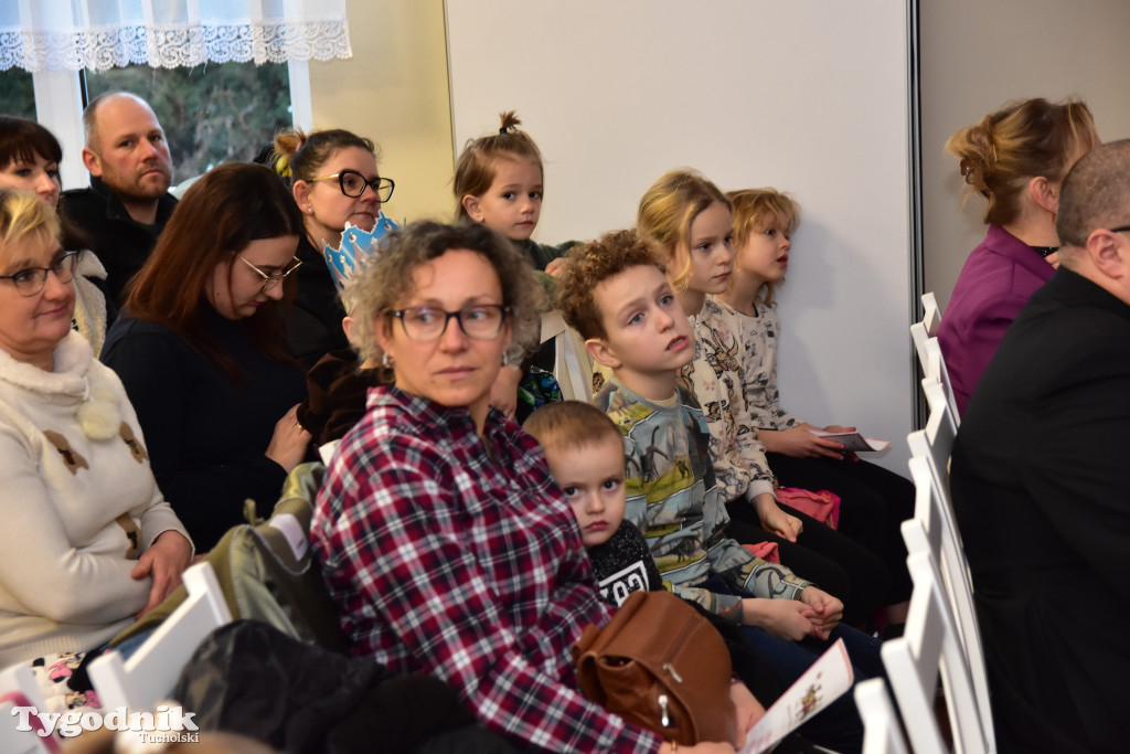 Tradycyjny Orszak Trzech Króli przeszedł ulicami Bysławka. Po nim mieszkańcy zagrali w Jasełkach / ZDJĘCIA