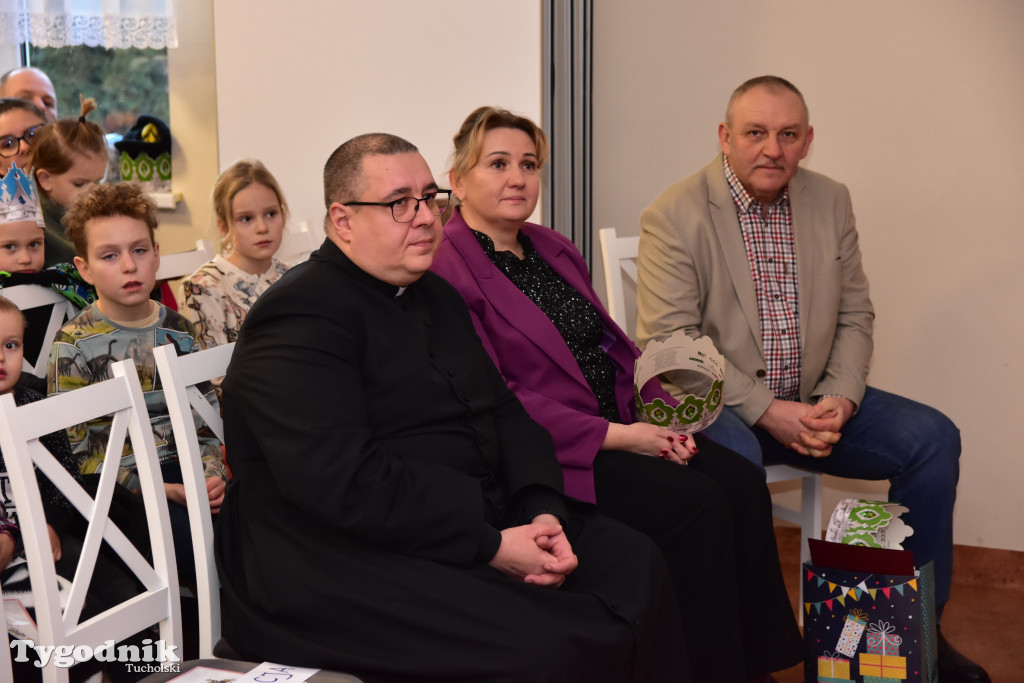 Tradycyjny Orszak Trzech Króli przeszedł ulicami Bysławka. Po nim mieszkańcy zagrali w Jasełkach / ZDJĘCIA