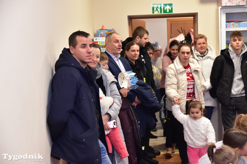 Tradycyjny Orszak Trzech Króli przeszedł ulicami Bysławka. Po nim mieszkańcy zagrali w Jasełkach / ZDJĘCIA