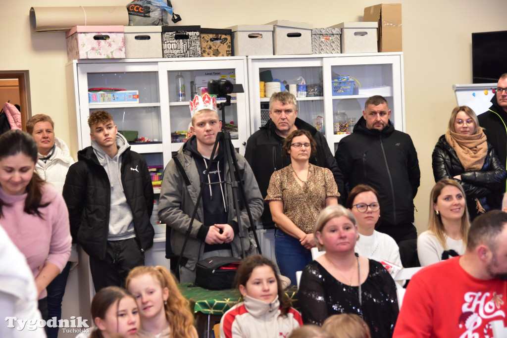 Tradycyjny Orszak Trzech Króli przeszedł ulicami Bysławka. Po nim mieszkańcy zagrali w Jasełkach / ZDJĘCIA