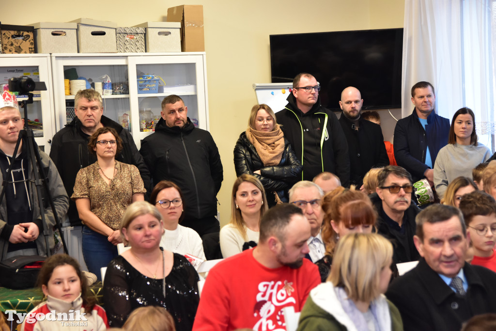 Tradycyjny Orszak Trzech Króli przeszedł ulicami Bysławka. Po nim mieszkańcy zagrali w Jasełkach / ZDJĘCIA