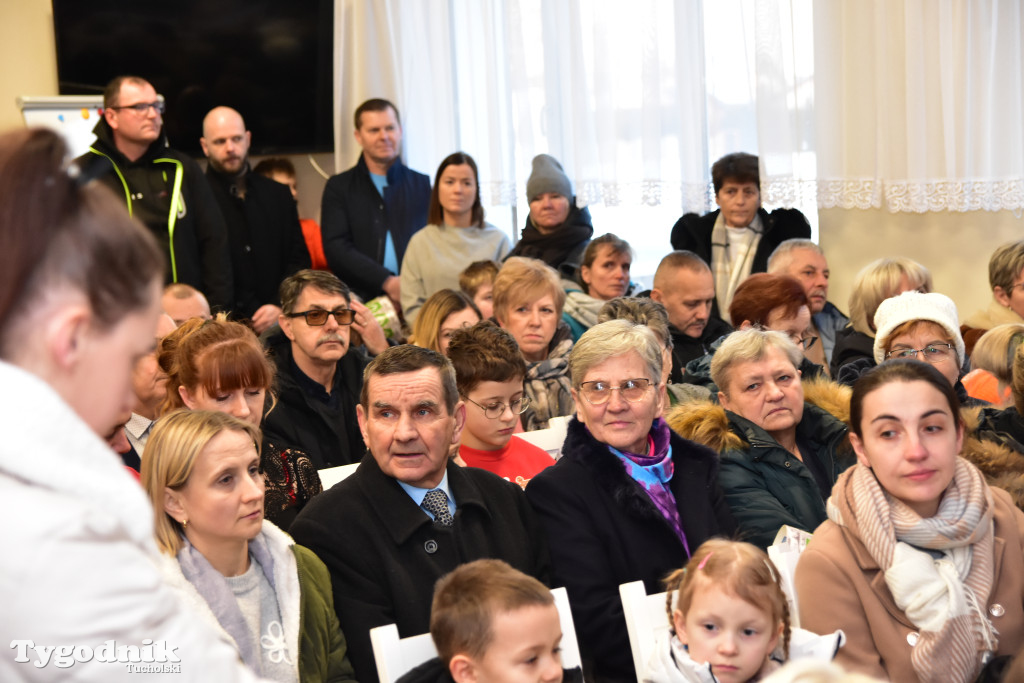 Tradycyjny Orszak Trzech Króli przeszedł ulicami Bysławka. Po nim mieszkańcy zagrali w Jasełkach / ZDJĘCIA