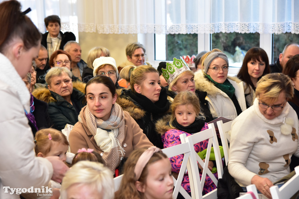 Tradycyjny Orszak Trzech Króli przeszedł ulicami Bysławka. Po nim mieszkańcy zagrali w Jasełkach / ZDJĘCIA