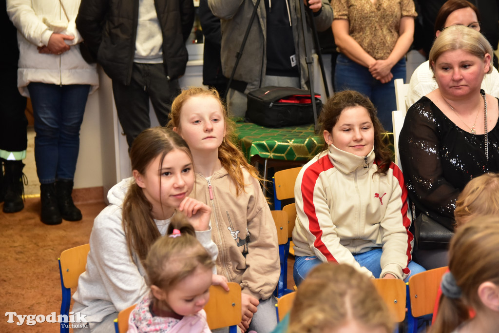 Tradycyjny Orszak Trzech Króli przeszedł ulicami Bysławka. Po nim mieszkańcy zagrali w Jasełkach / ZDJĘCIA