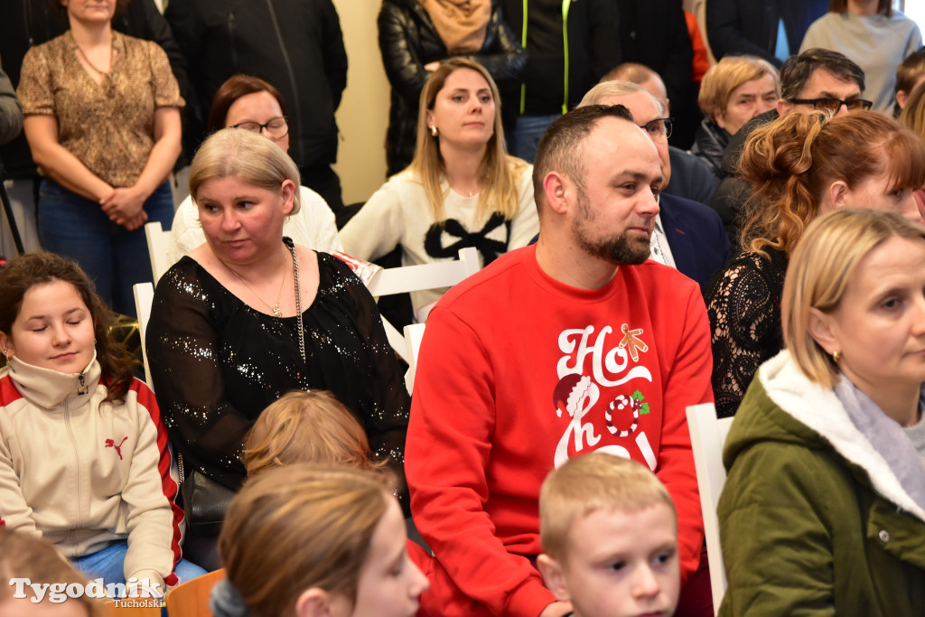 Tradycyjny Orszak Trzech Króli przeszedł ulicami Bysławka. Po nim mieszkańcy zagrali w Jasełkach / ZDJĘCIA